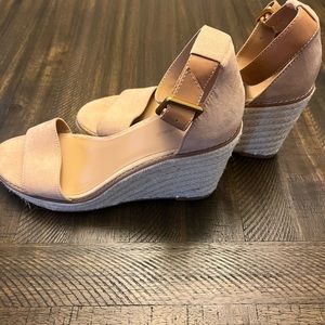 Banana Republic tan wedges